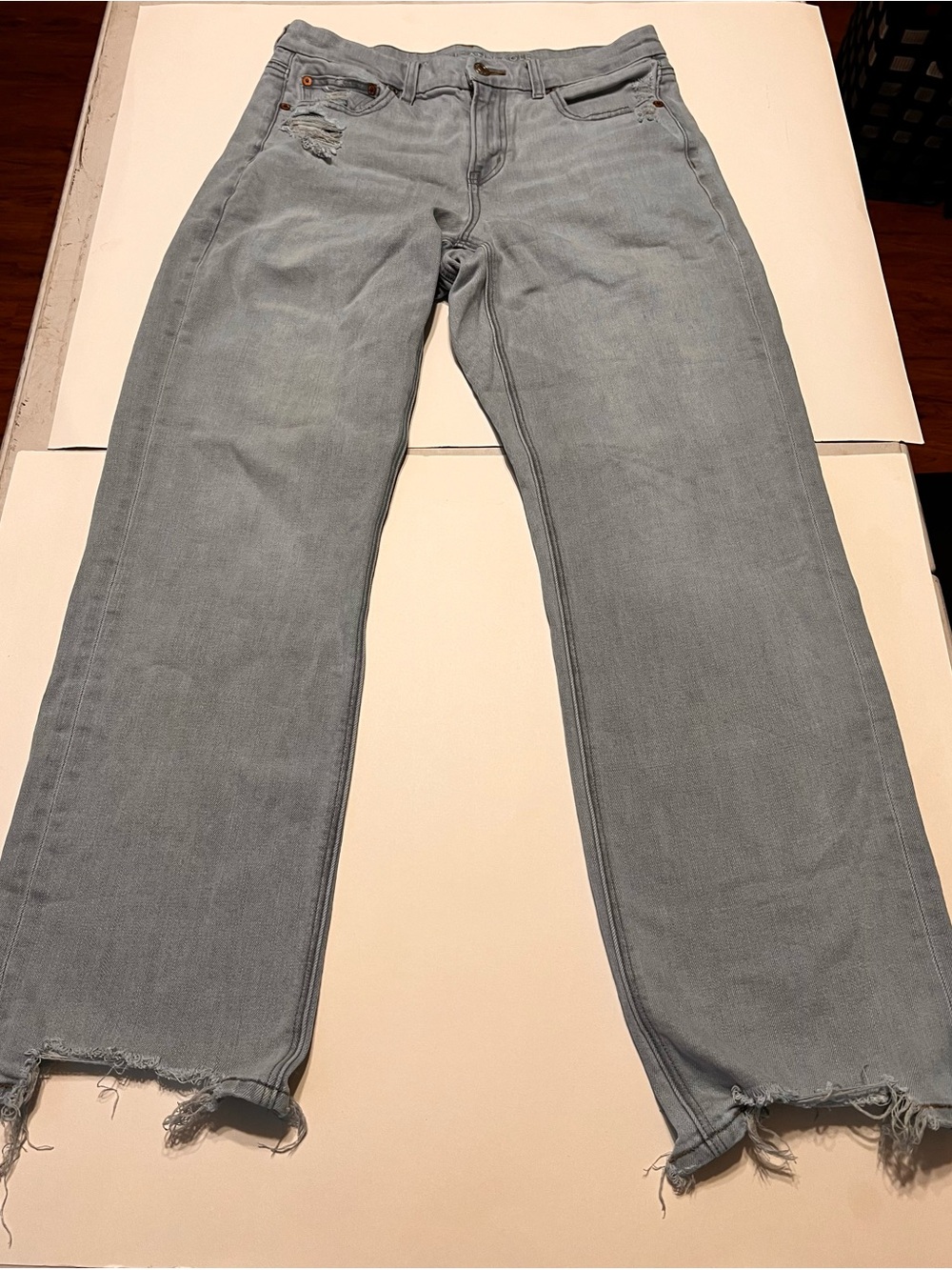 American Eagle Outfitters Light Blue Straight-Leg Jeans with Frayed Hem size 8